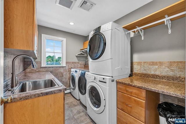 6 Park Lane, Jefferson Township, NJ 07438