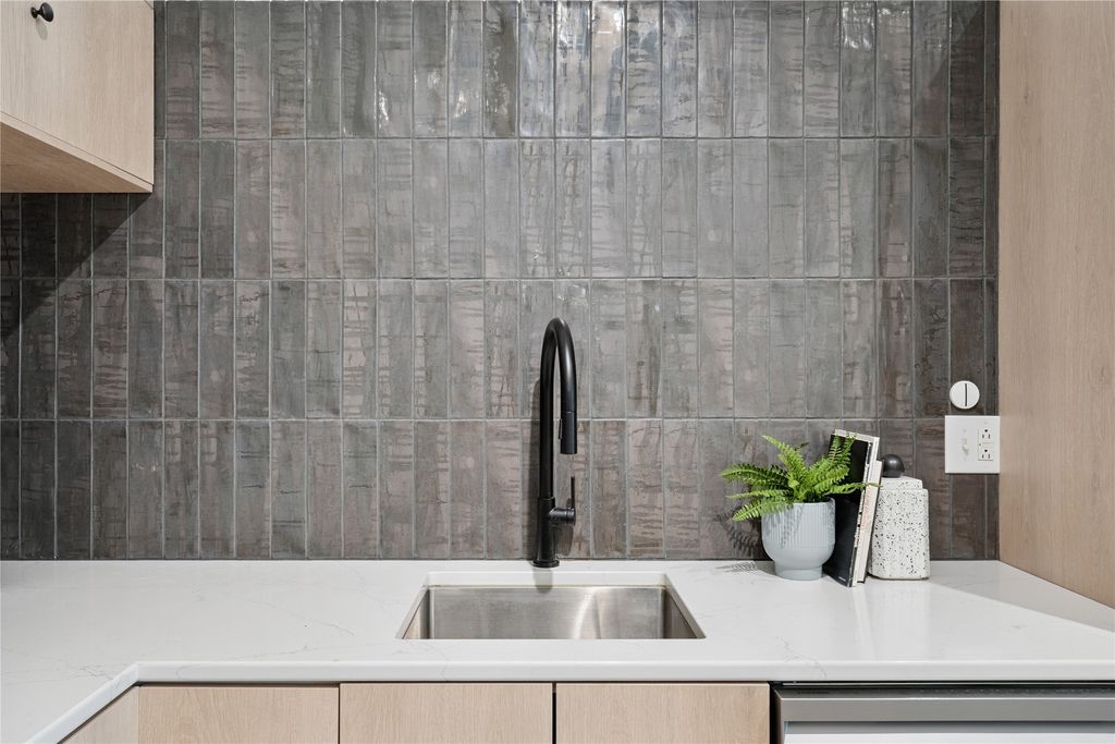 400 E Locust Street 213, Des Moines, IA 50309