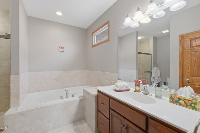 1007 Peregrine Way, Hampshire, IL 60140