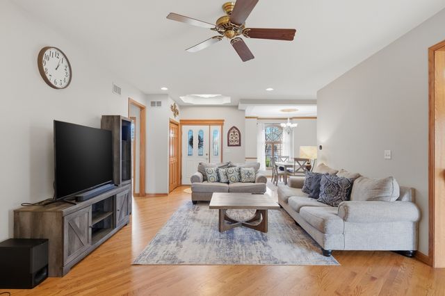 1007 Peregrine Way, Hampshire, IL 60140