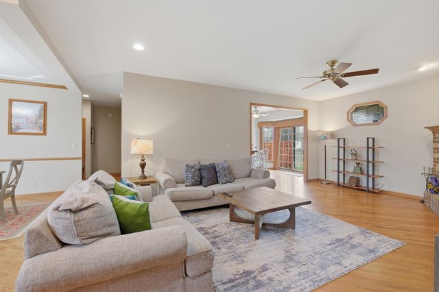 1007 Peregrine Way, Hampshire, IL 60140