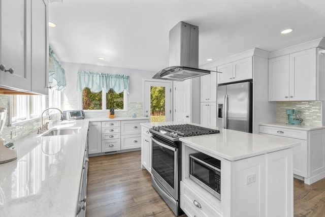 37 Uncle Henrys Rd, Mashpee, MA 02649