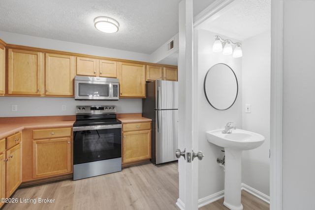 6311 Cottage Field Cir, Louisville, KY 40218