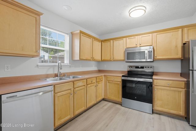6311 Cottage Field Cir, Louisville, KY 40218