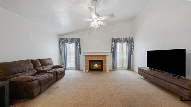 8412 Lancaster Dr., Pasco, WA 99301