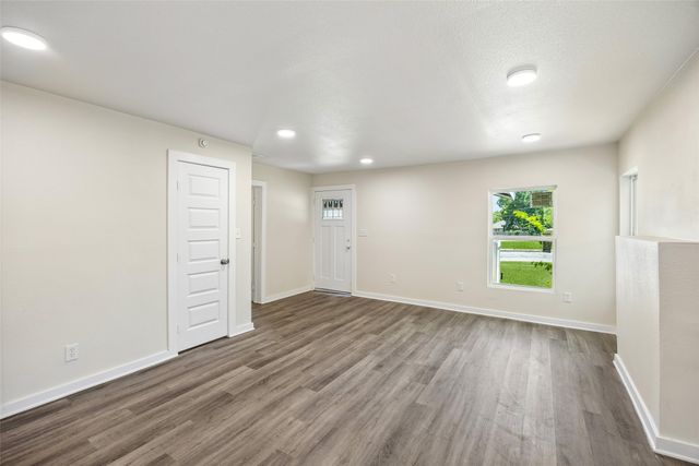 1265 E Maddox Avenue, Fort Worth, TX 76104