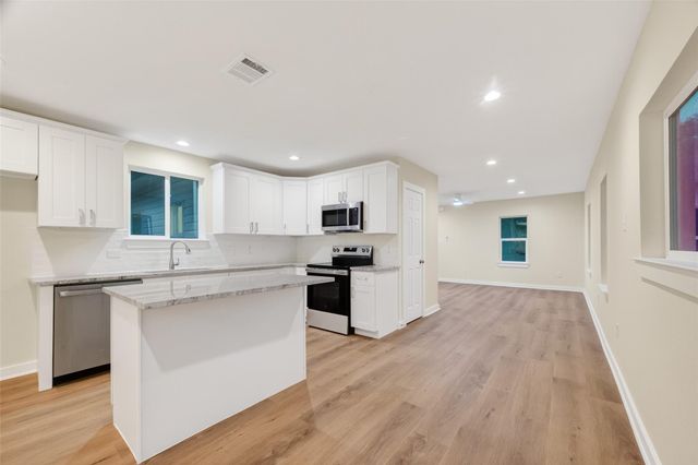 404 W Homan Street, Baytown, TX 77520