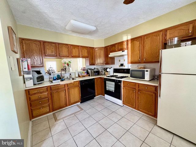75 PEBBLE LN, Blackwood, NJ 08012