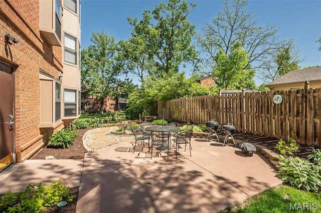 415 W Jefferson Avenue 301, Kirkwood, MO 63122