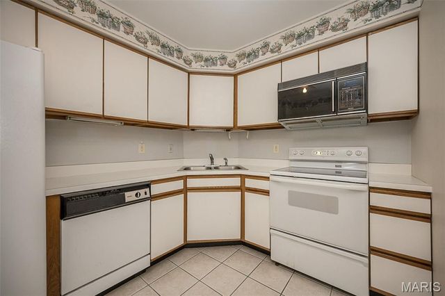 415 W Jefferson Avenue 301, Kirkwood, MO 63122
