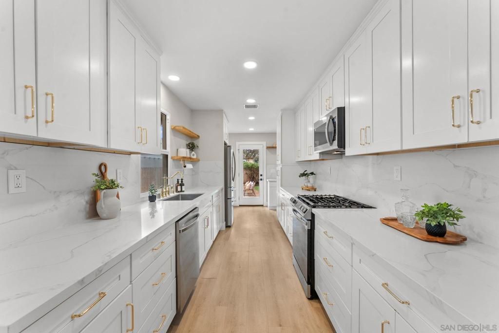 Image 7 of property listing at 1634 Fern Street, San Diego, CA 92102