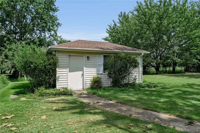 9230 Valley Stream Road, Clarence, NY 14031