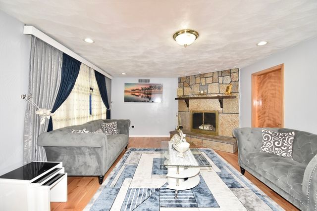 541 Grattan St, Chicopee, MA 01020