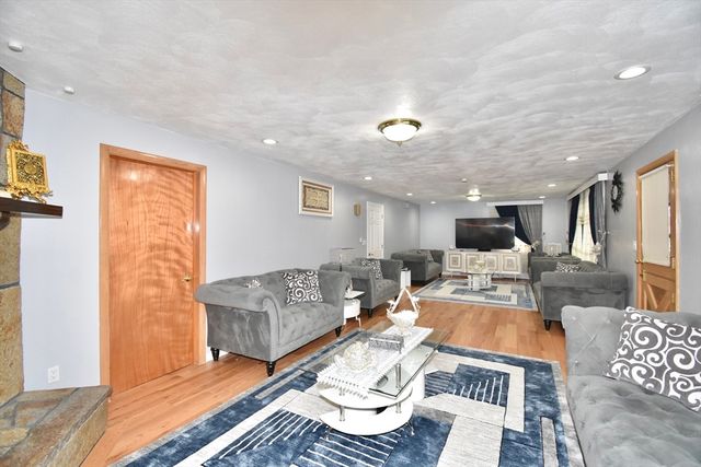 541 Grattan St, Chicopee, MA 01020