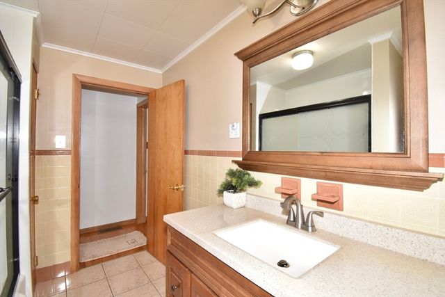 541 Grattan St, Chicopee, MA 01020