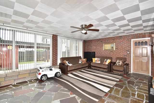 541 Grattan St, Chicopee, MA 01020