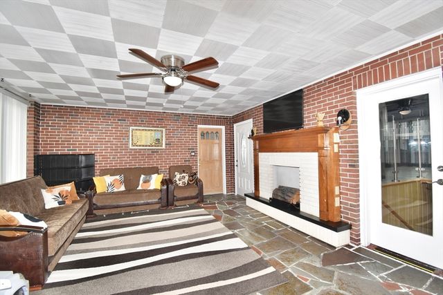 541 Grattan St, Chicopee, MA 01020