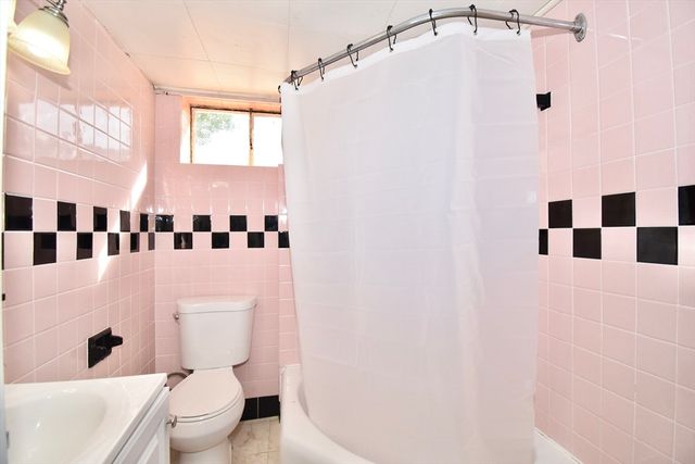 541 Grattan St, Chicopee, MA 01020