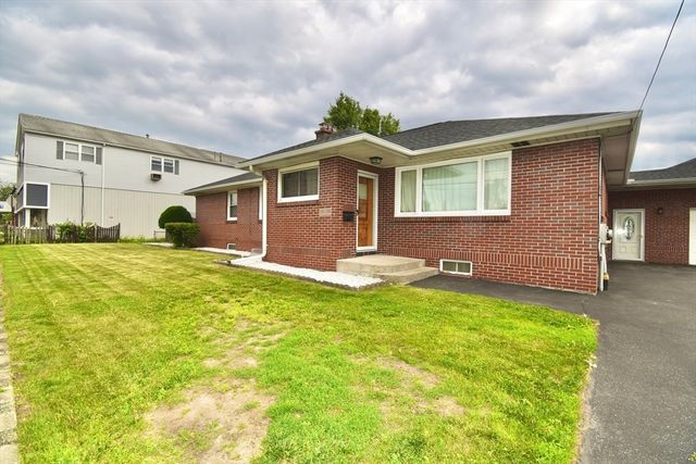 541 Grattan St, Chicopee, MA 01020
