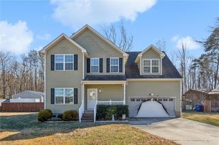 3605 Parr LN, Chesapeake, VA 23323