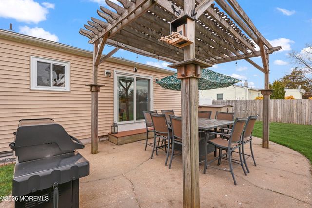 9 Maple Lane, Howell, NJ 07731