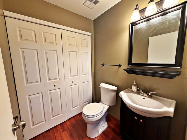 800 W Beechtree Lane, Bartlett, IL 60103