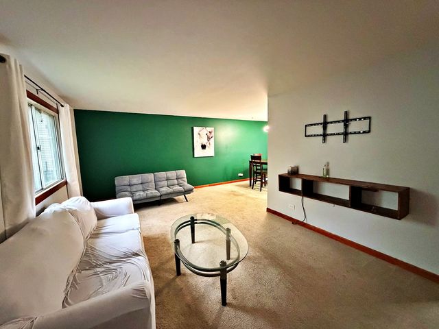 800 W Beechtree Lane, Bartlett, IL 60103