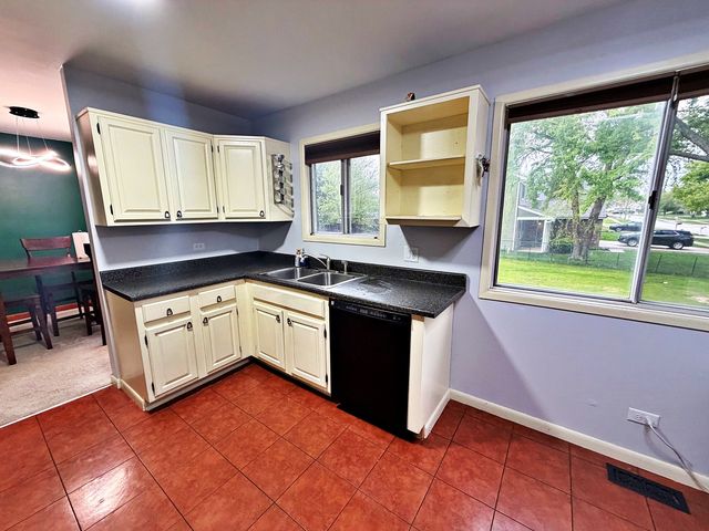 800 W Beechtree Lane, Bartlett, IL 60103