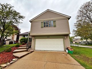 800 W Beechtree Lane, Bartlett, IL 60103