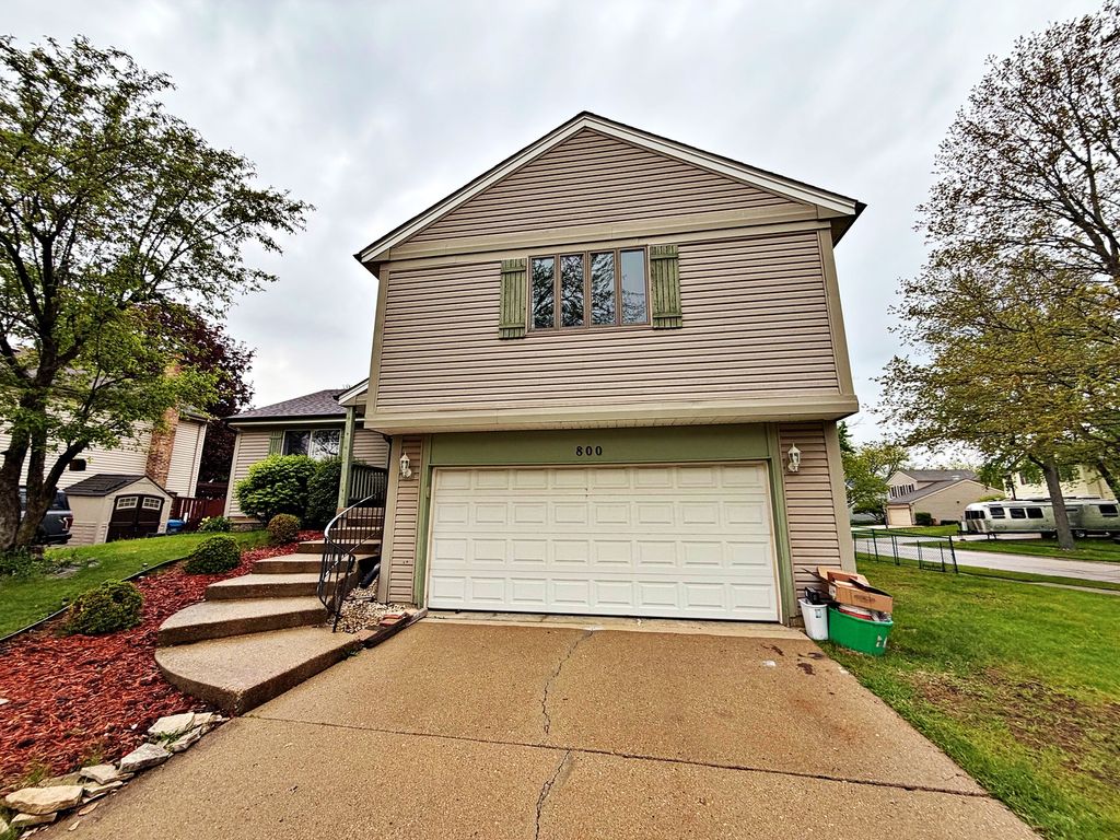 800 W Beechtree Lane, Bartlett, IL 60103