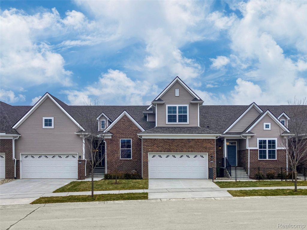 2245 Chase Drive 107, Hartland Township, MI 48855