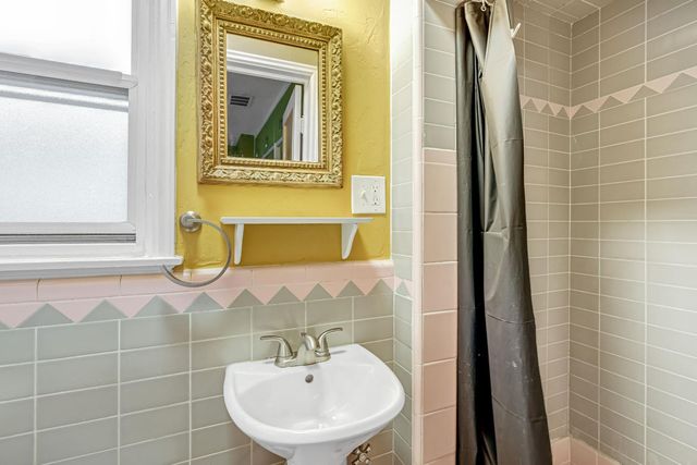 553 E Michigan Avenue, Fresno, CA 93704