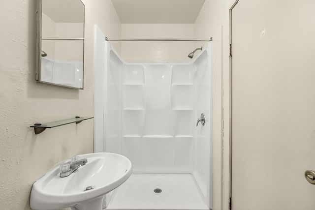 553 E Michigan Avenue, Fresno, CA 93704