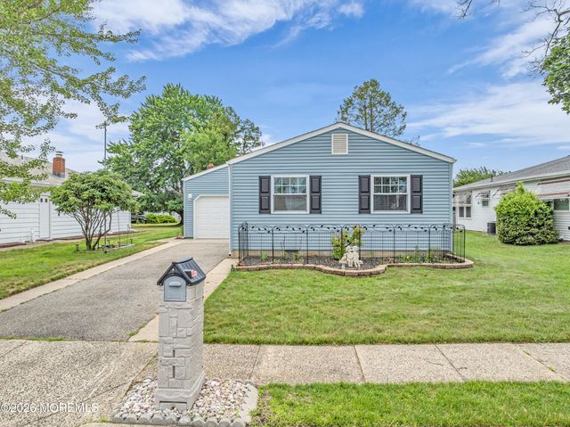 33 Pirogue Street, Toms River, NJ 08757