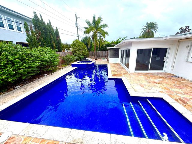 2685 SE 5th St, Pompano Beach, FL 33062