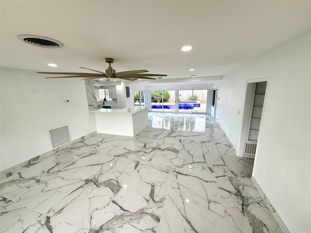 2685 SE 5th St, Pompano Beach, FL 33062