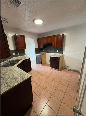 8013 Chipping, San Antonio, TX 78239