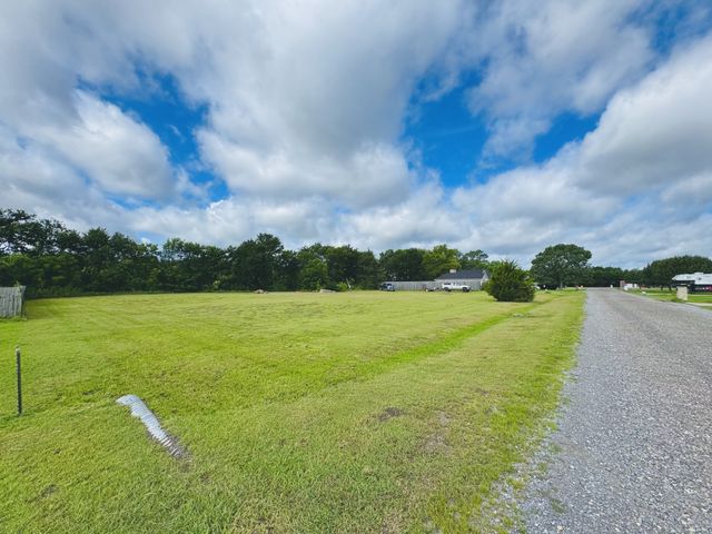 271 County Road 4443, Trenton, TX 75490
