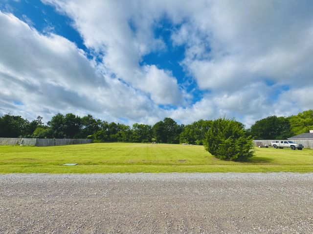 271 County Road 4443, Trenton, TX 75490