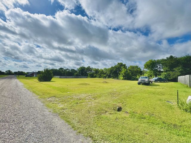 271 County Road 4443, Trenton, TX 75490