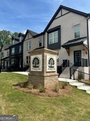 634 Oakleaf Grove Lane, Sugar Hill, GA 30518