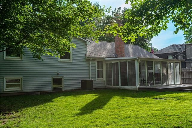 9305 Sturgeon Drive, Overland Park, KS 66212