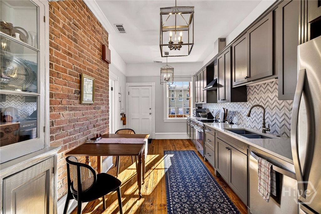 Image 8 of property listing at 15 E Jones Street 3B, Savannah, GA 31401