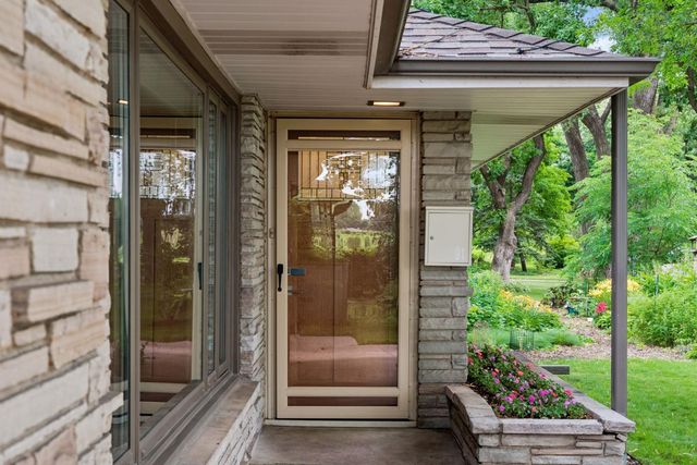 91 Mid Oaks Lane, Roseville, MN 55113