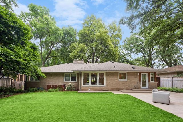 91 Mid Oaks Lane, Roseville, MN 55113