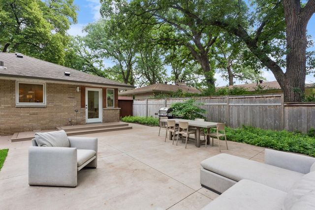91 Mid Oaks Lane, Roseville, MN 55113