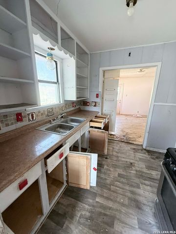 523 Avondale, San Antonio, TX 78223