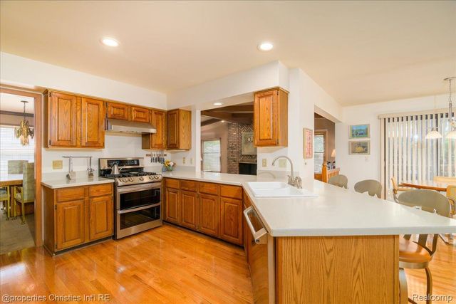 2901 Shadywood Drive, Troy, MI 48098