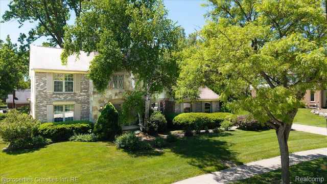 2901 Shadywood Drive, Troy, MI 48098