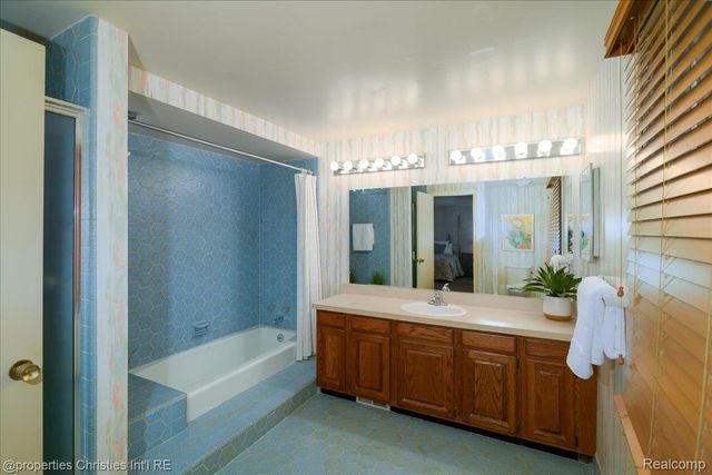 2901 Shadywood Drive, Troy, MI 48098